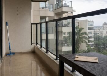 Envidraçamento sem aprovação pode ser tratado como alteração irregular de fachada.