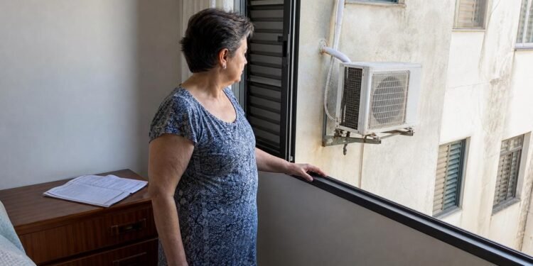 Instalação visível na fachada pode gerar multa sem autorização prévia do condomínio.