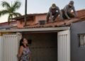 Acesso para obra no telhado exige aviso prévio e cuidado com danos.