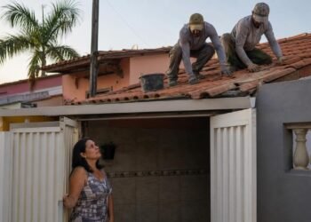 Acesso para obra no telhado exige aviso prévio e cuidado com danos.