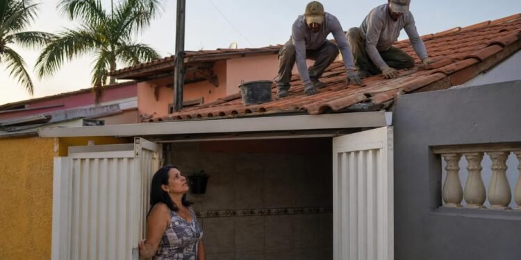 Acesso para obra no telhado exige aviso prévio e cuidado com danos.