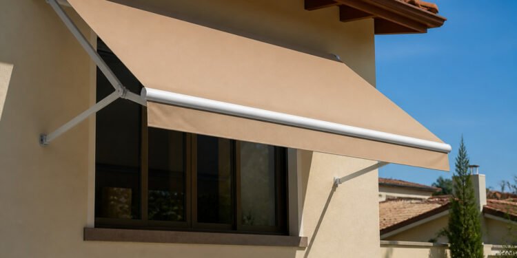 Toldo sombreia a janela oeste no fim da tarde