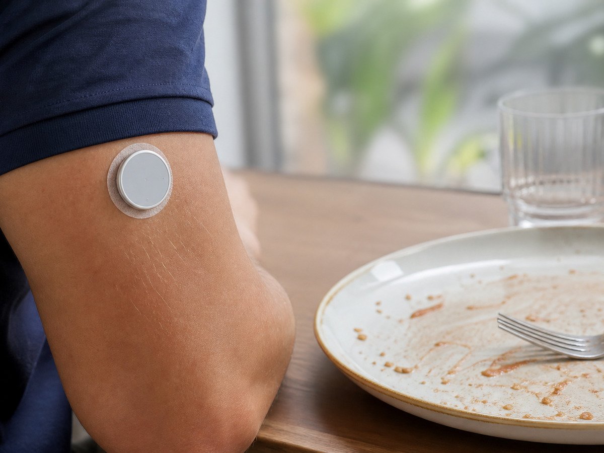 Sensor de glicose no braço ao lado do prato vazio