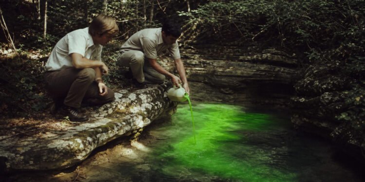 Cientistas despejam corante no sumidouro de Kentucky