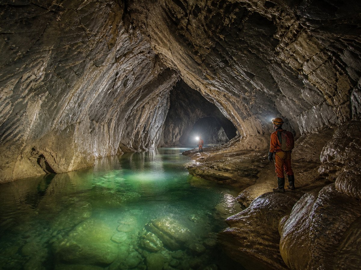 Rio subterrâneo tingido de verde na caverna Mammoth