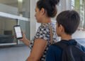 Mãe mostra a certidão digital na secretaria da escola