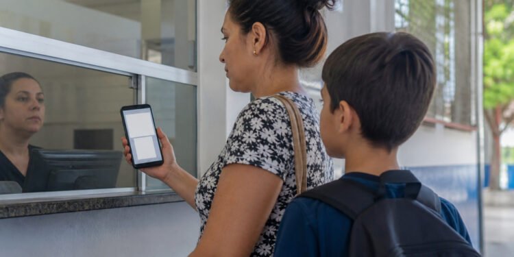 Mãe mostra a certidão digital na secretaria da escola