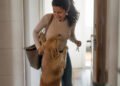 Cachorro faz festa na porta quando a dona chega