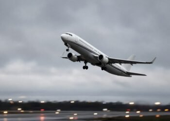 Avião comercial arremete e volta a subir sobre a pista com o trem de pouso baixado
