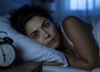 Mulher acordada na cama minutos antes do despertador tocar