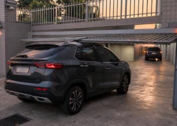 Falha no portão automático pode gerar indenização por dano ao veículo.