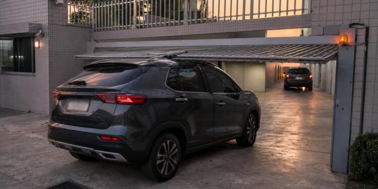 Falha no portão automático pode gerar indenização por dano ao veículo.