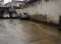 Impermeabilização do quintal pode desviar chuva e agravar danos no muro vizinho.