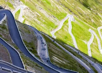 Com 48 curvas fechadas a 2.757 metros de altitude nos Alpes italianos, o Passo dello Stelvio é uma das estradas mais desafiadoras da Europa