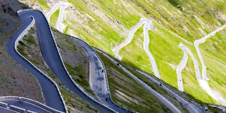Com 48 curvas fechadas a 2.757 metros de altitude nos Alpes italianos, o Passo dello Stelvio é uma das estradas mais desafiadoras da Europa