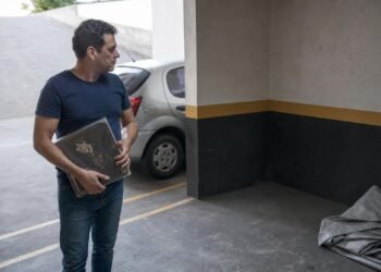 Descarte de caixas em garagem pode gerar indenização por danos materiais.