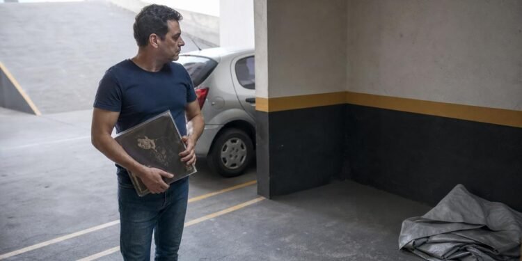 Descarte de caixas em garagem pode gerar indenização por danos materiais.