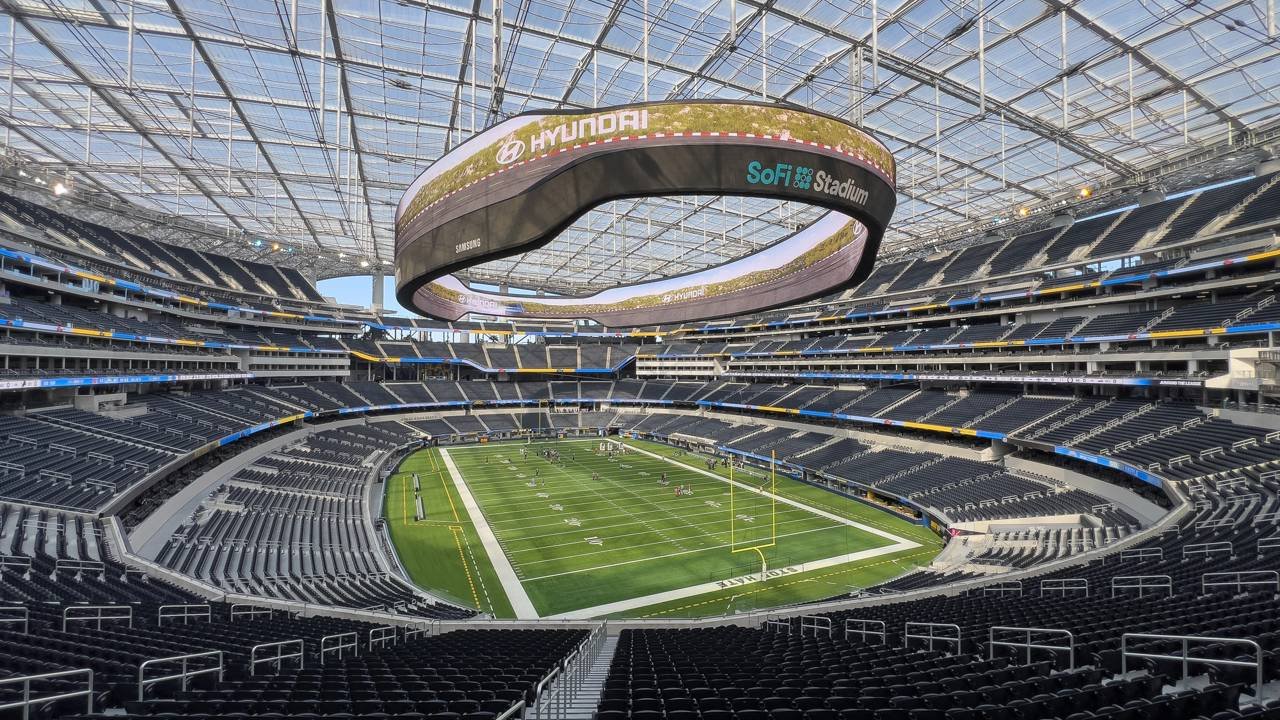 Com custo de R$ 28 bilhões e telão suspenso de mil toneladas, o SoFi Stadium em Los Angeles é a arena esportiva mais cara da história