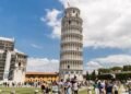 Torre começou a inclinar ainda durante sua construção e precisou de quase dois séculos para chegar ao topo na cidade italiana de Pisa