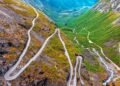 Com onze curvas fechadas esculpidas na montanha e inclinação de 9%, a estrada de Trollstigen na Noruega desafia motoristas sob neblina
