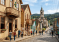 Casas de madeira com “rendas” recortadas na beira do telhado e lojas no térreo contam a vida dos imigrantes na cidade gaúcha que a ONU colocou entre as melhores vilas do mundo