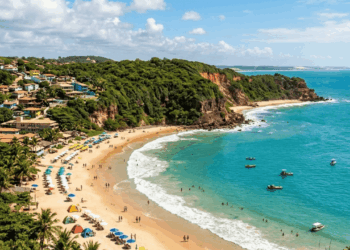 Uma vila com golfinhos perto da areia, falésias vermelhas, descida de buggy e um parque de Mata Atlântica preservada