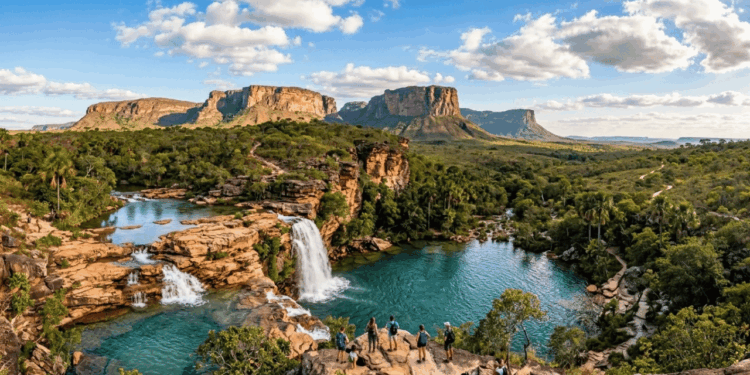 Morros com topo reto como mesas, cavernas raras escavadas em arenito e gravuras feitas por povos antigos escondem a história do cerrado no sul do Maranhão