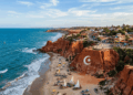 Uma vila antiga de pescadores com dunas que mudam o vento, noite agitada e falésias vermelhas que se destacam do mar azul a 156 Km de Fortaleza