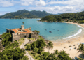 Do alto de uma fortaleza de 1740, uma luneta mostra as duas ilhas que defendiam o norte de Florianópolis: a praia que guarda o único forte do trio acessível por terra