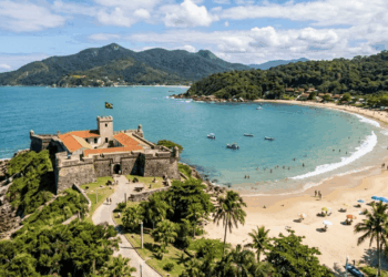 Do alto de uma fortaleza de 1740, uma luneta mostra as duas ilhas que defendiam o norte de Florianópolis: a praia que guarda o único forte do trio acessível por terra