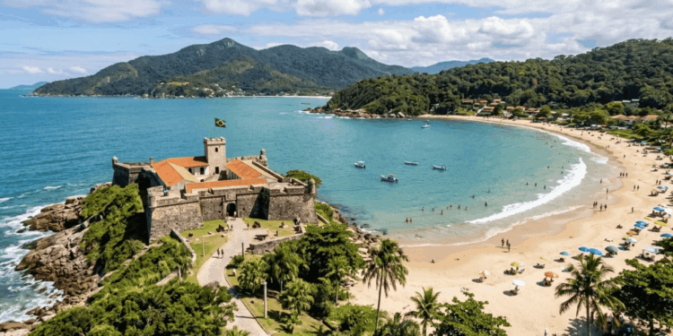 A praia fica junto à Fortaleza de São José da Ponta Grossa, cuja construção começou a partir de 1740. / Imagem ilustrativa