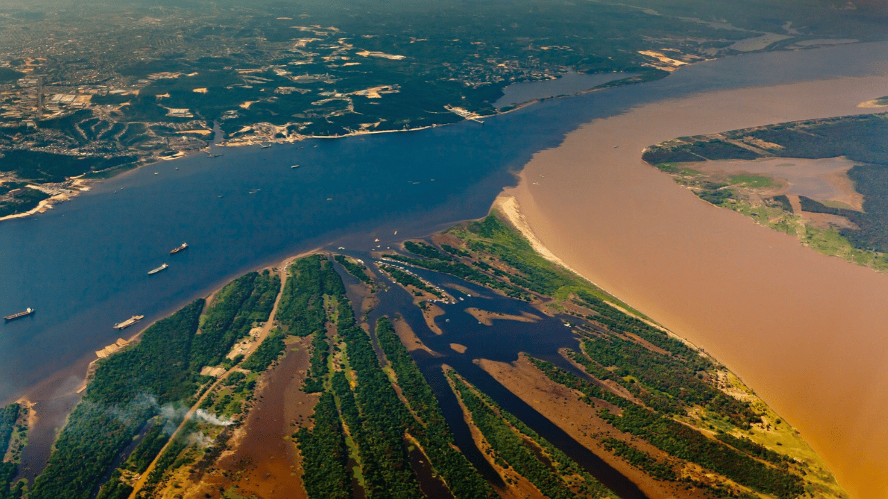 Um rio preto e um rio cor de café correm lado a lado por mais de 10 km sem se misturar, e a ciência mostra que um deles desliza por baixo do outro na capital amazonense