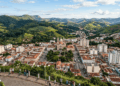 A economia quase triplicou em dez anos, multinacionais investiram bilhões e a cidade mineira às margens da Fernão Dias entrou no grupo das 10 maiores de Minas