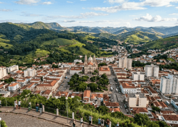 A economia quase triplicou em dez anos, multinacionais investiram bilhões e a cidade mineira às margens da Fernão Dias entrou no grupo das 10 maiores de Minas