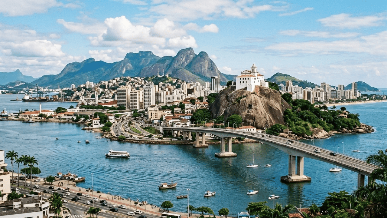 Uma capital erguida sobre 33 ilhas e ligada ao continente por pontes tem um dos maiores índices de desenvolvimento entre as capitais e praia a minutos de casa