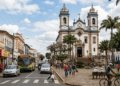 Um dinossauro de 27 metros, com ovos fossilizados e ossos que aparecem até em obras no meio da cidade levaram a UNESCO a reconhecer o território mineiro como geoparque mundial