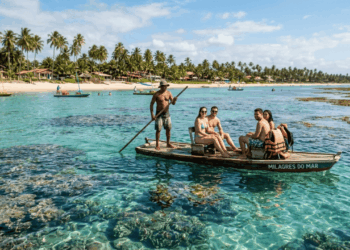 Piscinas naturais acessadas de jangada, peixes-bois no rio vizinho e a maior área marinha costeira protegida do país fazem desta vila alagoana um paraíso sem pressa