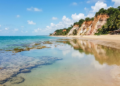 Com uma paisagem pintada de vermelho, amarelo e azul, essa praia no Nordeste muda completamente na maré baixa e atraí turistas de todo Brasil