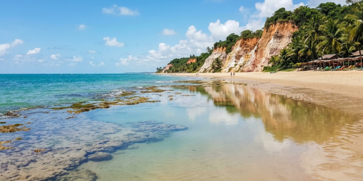 Com uma paisagem pintada de vermelho, amarelo e azul, essa praia no Nordeste muda completamente na maré baixa e atraí turistas de todo Brasil