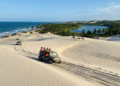 Um "deserto" cria uma paisagem do Nordeste em que dunas protegidas pelo Ibama avançam sobre uma lagoa no litoral potiguar