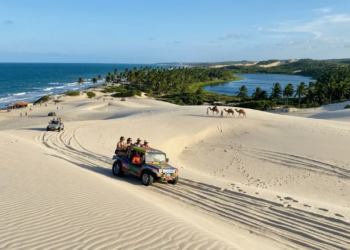 Um "deserto" cria uma paisagem do Nordeste em que dunas protegidas pelo Ibama avançam sobre uma lagoa no litoral potiguar