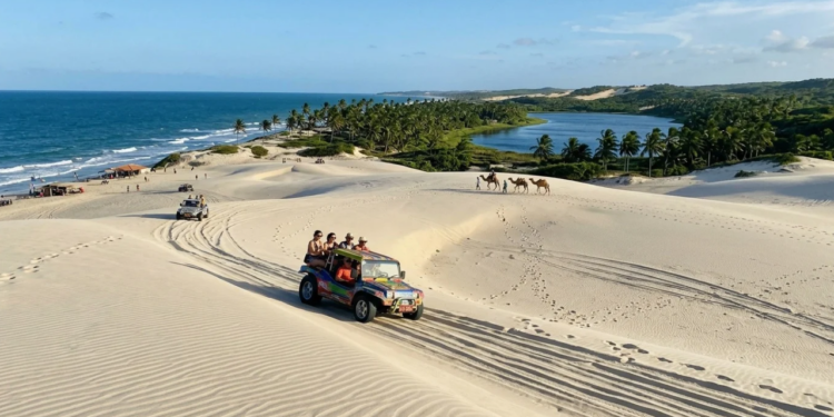 Um "deserto" cria uma paisagem do Nordeste em que dunas protegidas pelo Ibama avançam sobre uma lagoa no litoral potiguar