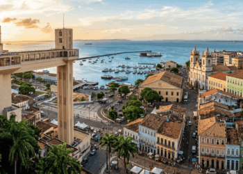 Uma antiga capital brasileira combina centenas de igrejas históricas com uma festa de rua que virou símbolo da cultura nacional