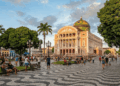 Uma capital cercada pela Amazônia que guarda um teatro histórico com materiais franceses e uma arquitetura impossível de ignora