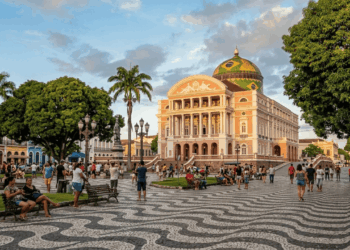 Uma capital cercada pela Amazônia que guarda um teatro histórico com materiais franceses e uma arquitetura impossível de ignora