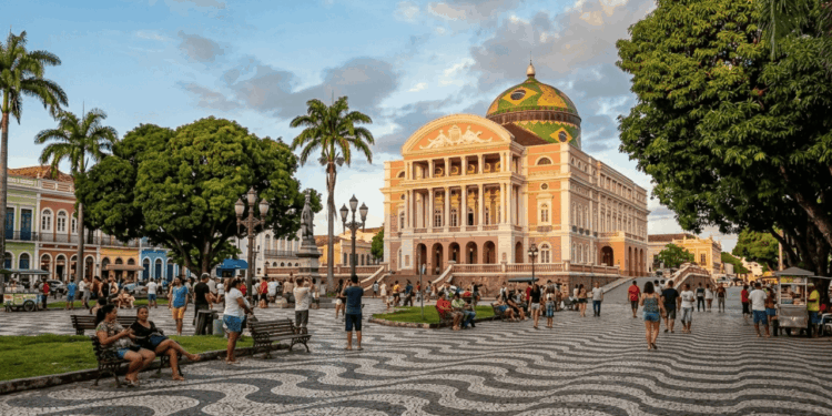 Uma capital cercada pela Amazônia que guarda um teatro histórico com materiais franceses e uma arquitetura impossível de ignora