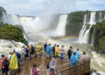 Uma cidade abriga quedas d’água de 80 metros e a usina que já produziu energia suficiente para abastecer o planeta por 43 dias