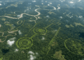 Mais de 400 geoglifos escavados há mais de 2.500 anos na Amazônia com estruturas de até 350 metros, ficaram ocultos sob a floresta por séculos e só foram revelados pelo desmatamento, enquanto sua origem e função ainda desafiam a ciência