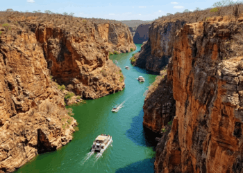 No sertão do Nordeste fica o 5º maior cânion navegável do mundo que esconde águas de cor verde-esmeralda entre paredões rochosos únicos