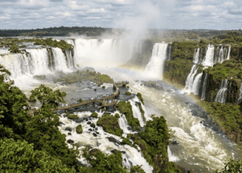 Onde o Brasil se junta a Argentina e Paraguai com quedas d’água colossais e uma das maiores obras de engenharia do mundo